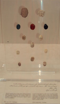 Série de scarabées en or, ivoire, en pierres précieuses portant des symboles. Ils sont utilisés comme des sceaux.