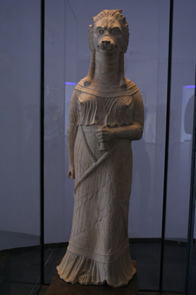 Statue en terre cuite représentant une déesse léontocéphale. I er siècle ap. J.-C